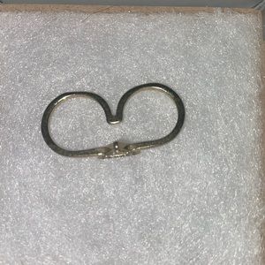 two finger triangle ring 🤍